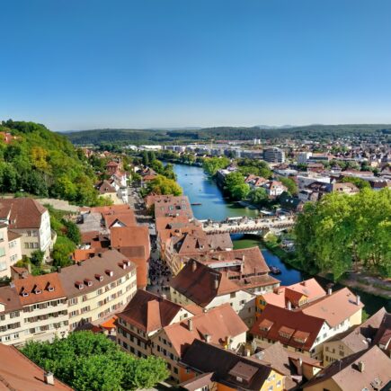 Blick von der Stiftskirche auf die Neckarbrücke und Gebäude in Tübingen