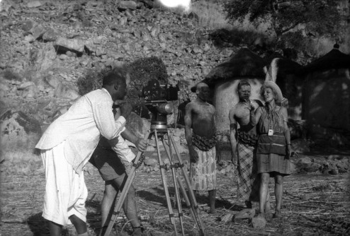 Gudalla Gubara und Leni Riefenstahl fotografieren in den Nuba Bergen, Sudan