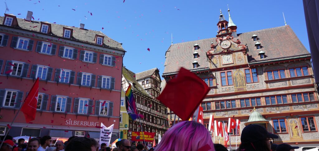 01.05.2026, Demo, 01. Mai, Tübingen, Fahne, Flagge, Queer, Links, Konfetti, Tag der Arbeit, Rathaus