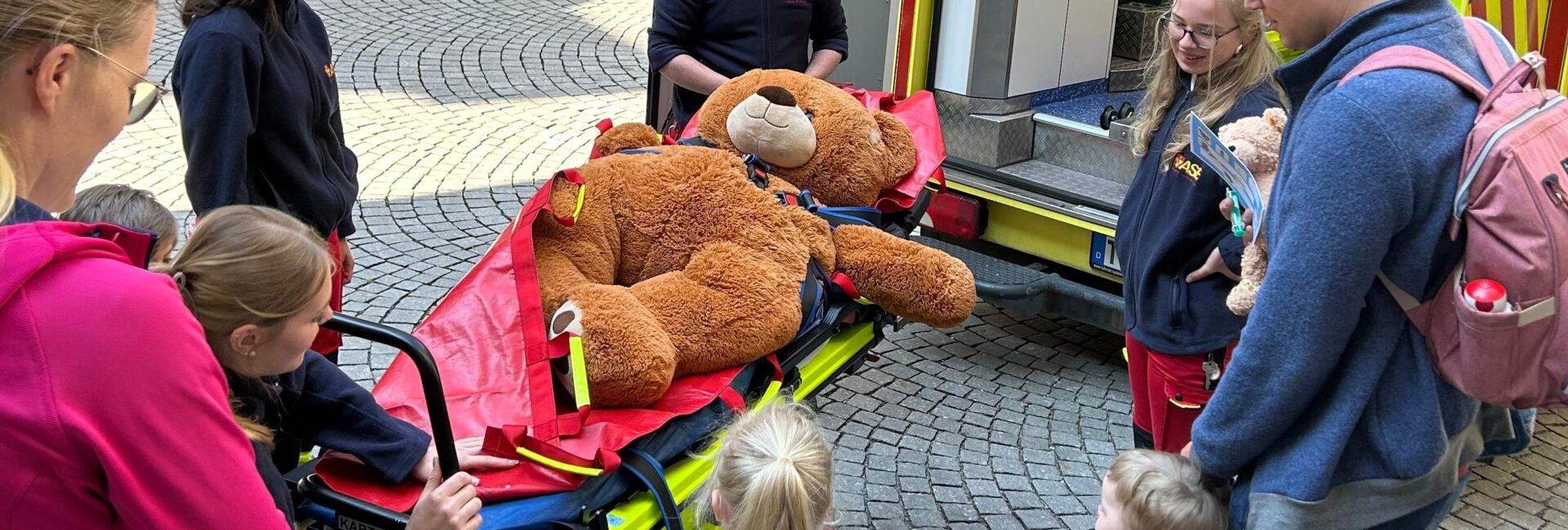 Teddybär wird in einen Rettungswagen eingeladen