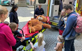 Teddybär wird in einen Rettungswagen eingeladen