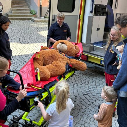 Teddybär wird in einen Rettungswagen eingeladen