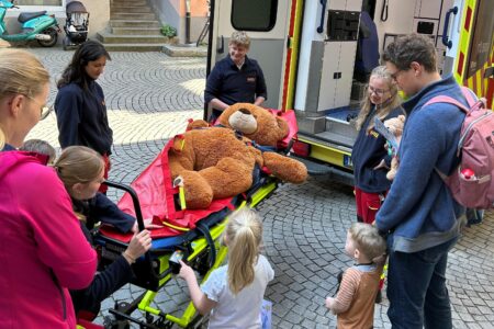 Teddybär wird in einen Rettungswagen eingeladen