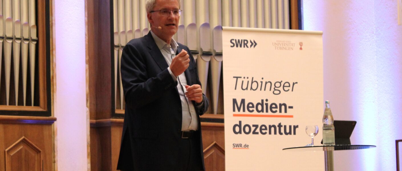 Elmar Theveßen bei der Tübinger Mediendozentur 2026.